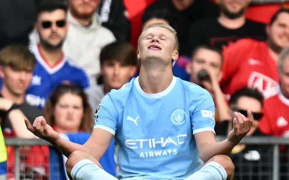 Erling Haaland comemora gol do Manchester City contra o Manchester United pela Premier League. (Foto: Paul Ellis/AFP)