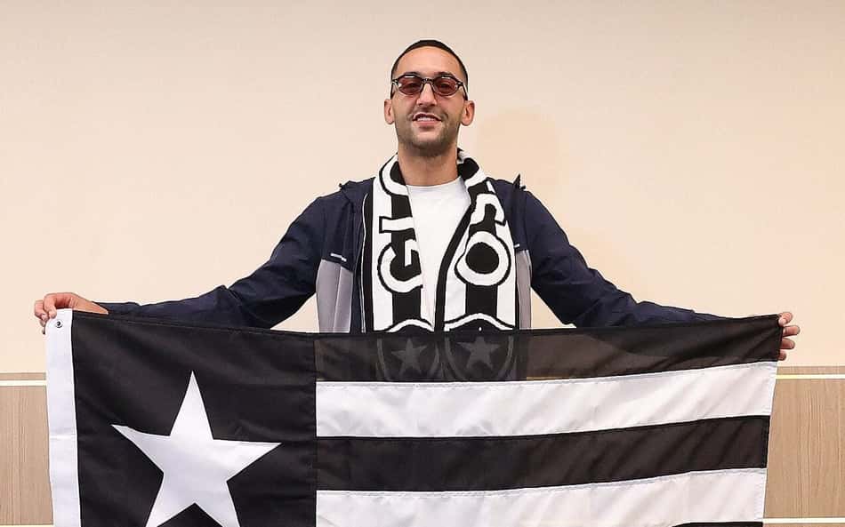 Hakim Ziyech desembarca no Aeroporto do Galeão recepcionado pela torcida alvinegra