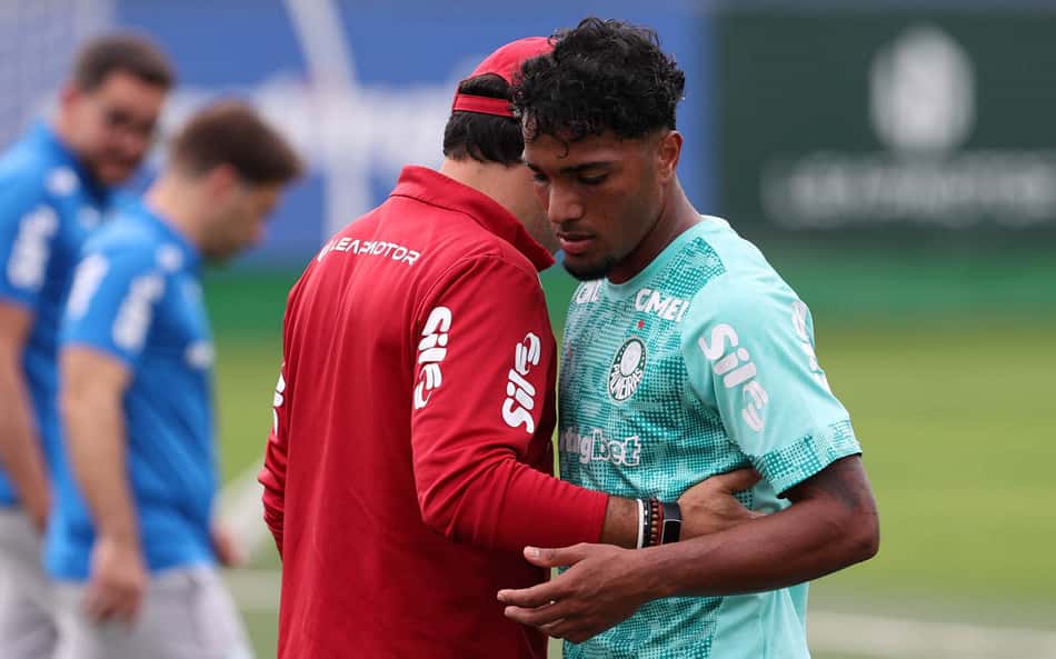 Heittor ao lado de Abel Ferreira em treinamento pelo Palmeiras