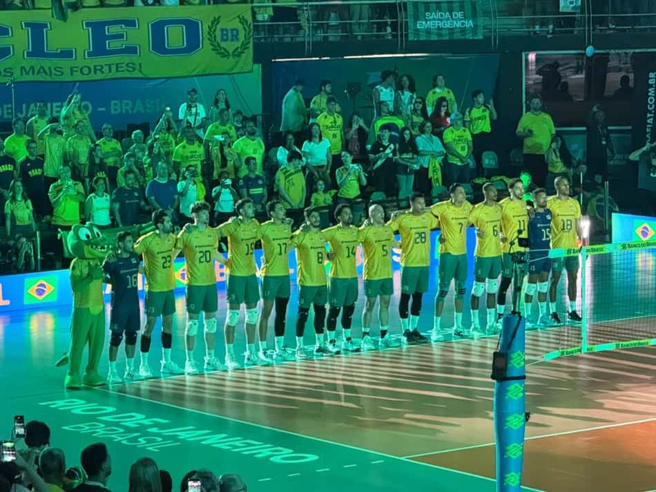 Hino brasileiro ecoando no Maracanãzinho (Foto: Guilherme Veiga; Lance!)