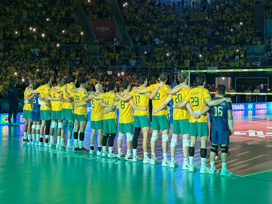 Hino brasileiro ecoando no Maracanãzinho (Foto: Guilherme Veiga/ Lance!)