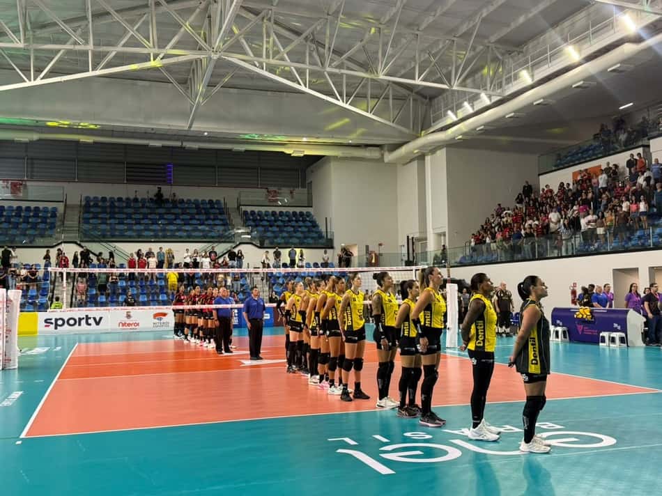 Hino nacional na Arena Niterói