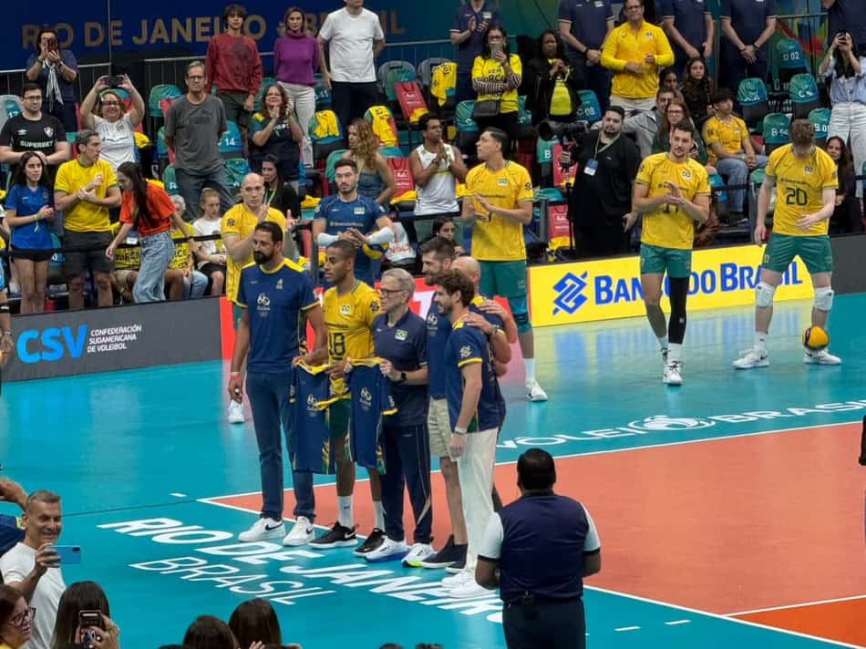 Maurício Souza, Lucarelli, Éder, Lipe e Bruninho são homenageados pelos 10 anos do tricampeonato olímpico no Rio.