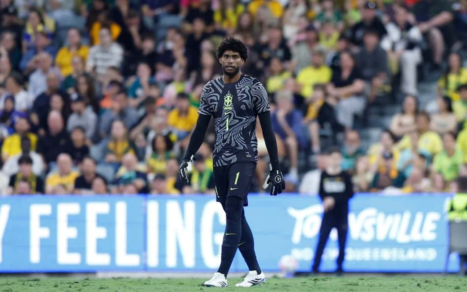 Hugo Souza em ação durante Austrália e Brasil