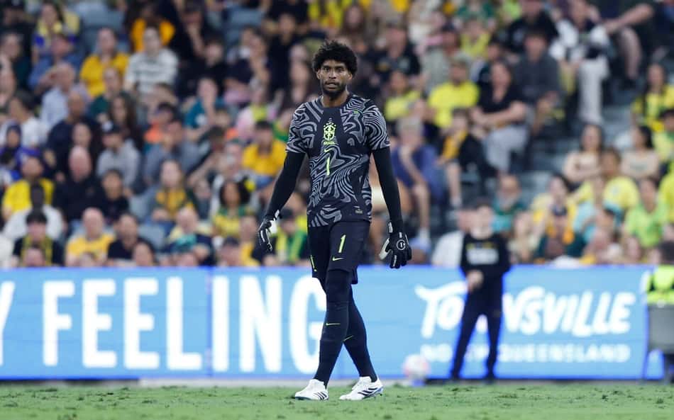 Hugo Souza em ação durante Austrália e Brasil