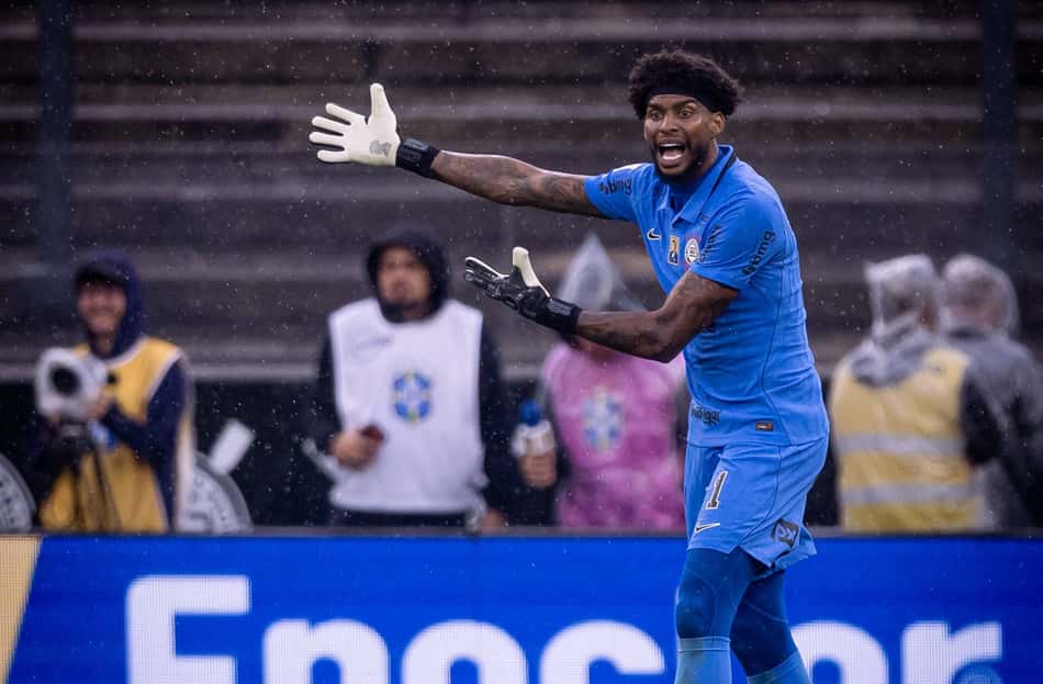 Hugo Souza durante partida pelo Corinthians