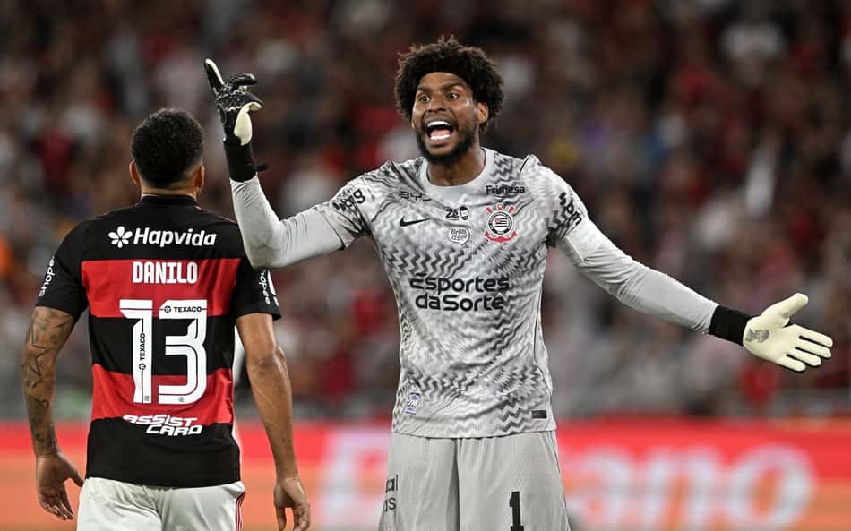 Hugo Souza durante a partida entre Flamengo x Corinthians