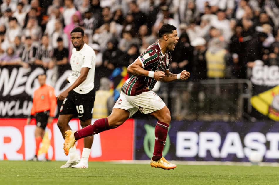 Hulk comemora gol do Fluminense contra o Corinthians