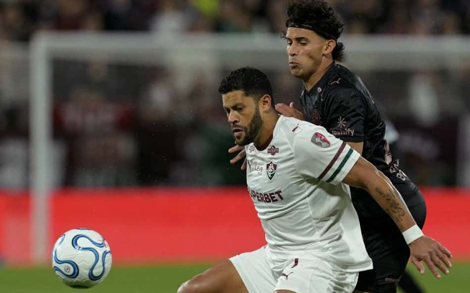 Decisão da arbitragem em Platense x Fluminense gera revolta: 'Era para vermelho'