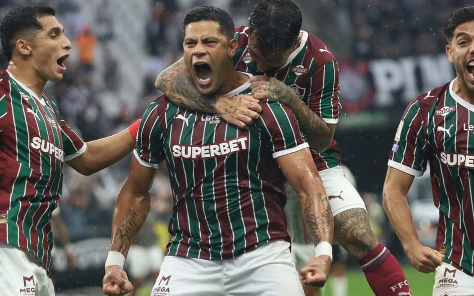 Hulk comemora gol contra o Corinthians