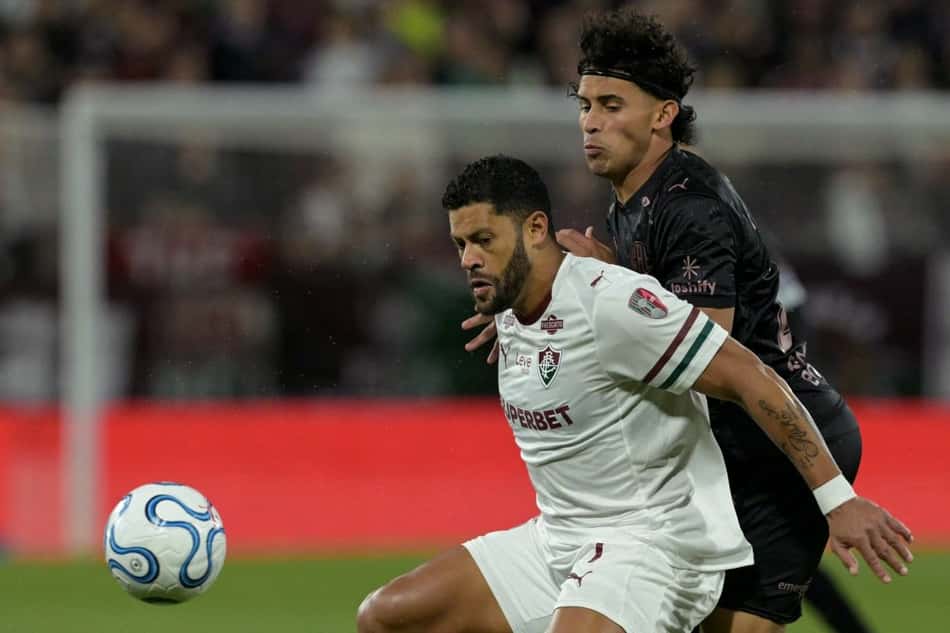 Hulk em ação durante Platense e Fluminense, pela Libertadores