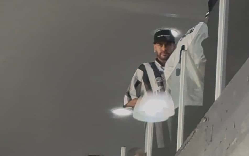 Neymar acompanha jogo do Santos no camarote