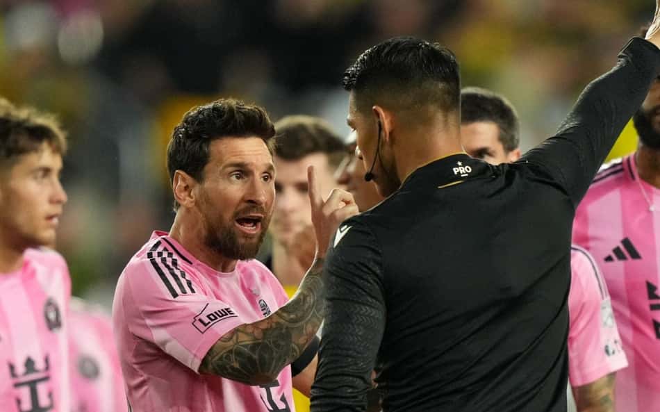 Lionel Messi argumentando com juiz
