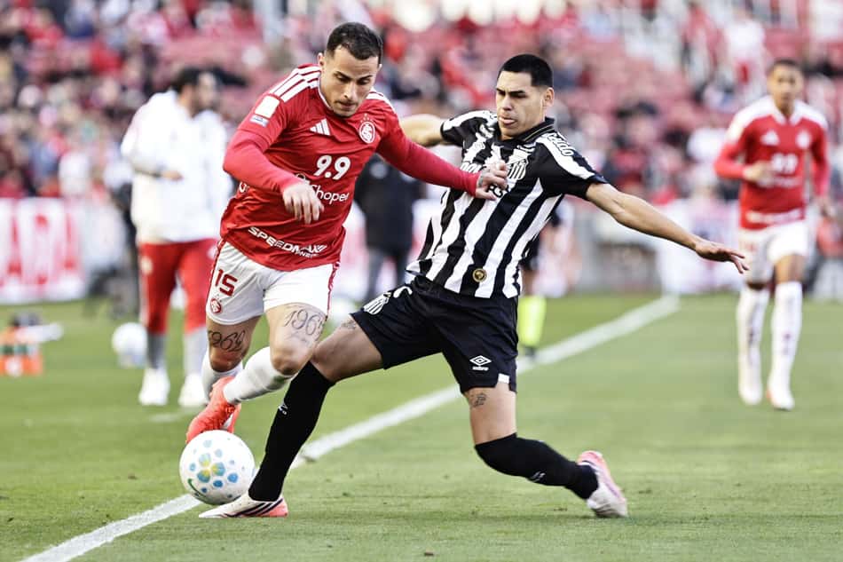 Jogadores de Internacional e Santos brigando pela bola