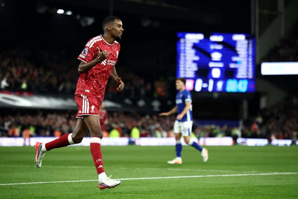 Isak comemorando gol pelo Liverpool