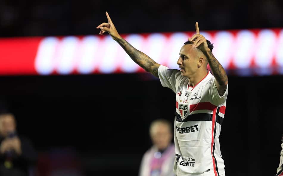 Iago com a camisa do São Paulo