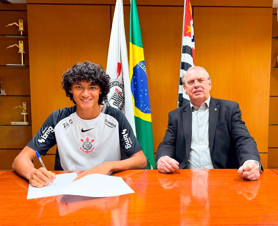 Iago Machado ao lado de Osmar Stabile durante renovação de contrato