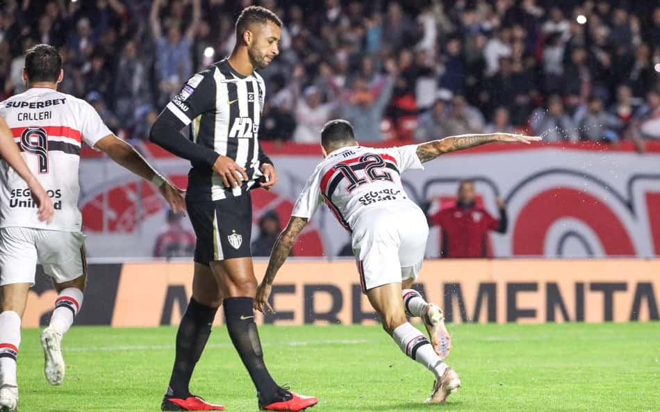 Iago comemora gol em São Paulo x Atlético (Foto: Marina Uezima/Brazil Photo Press/Folhapress)