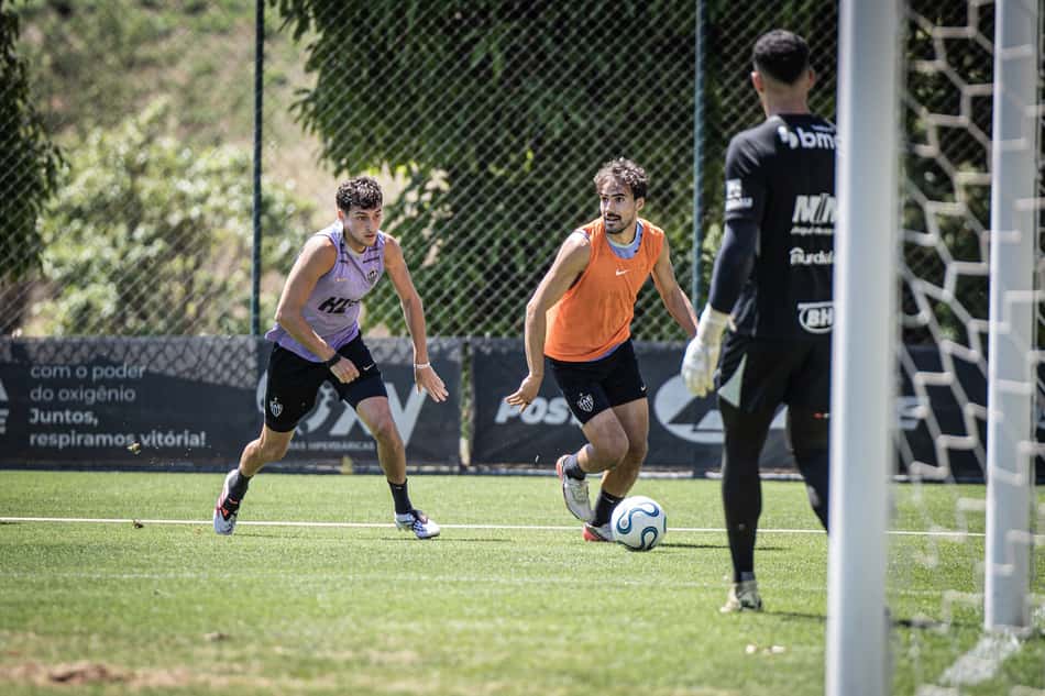 Igor Gomes e Tomás Perez treinamento Atlético (Foto: Pedro Souza / Atlético)