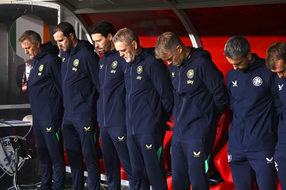 Jogadores da Irlanda permanecem de cabeça baixa no banco de reservas enquanto o hino nacional israelense é executado antes da partida do Grupo B3 da Liga das Nações da UEFA entre Israel e República da Irlanda