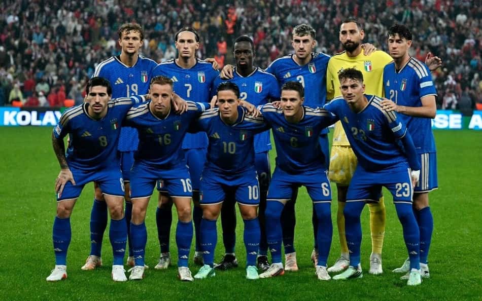 Jogadores da Itália posam para foto antes da partida da Liga das Nações da UEFA (Liga A, Grupo A1) entre Turquia e Itália, no Estádio Matlı do Complexo Esportivo Atatürk, em Bursa, em 28 de setembro de 2026.