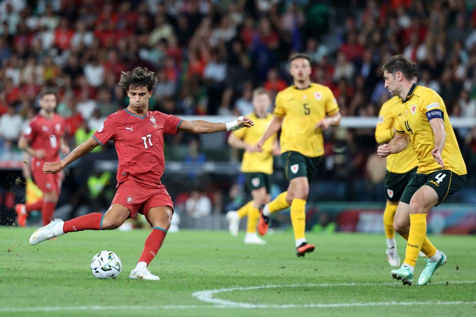 João Felix chutando contra País de Gales 