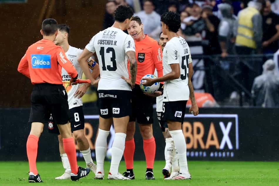 Jogadores do Corinthians reclamando com a arbitragem