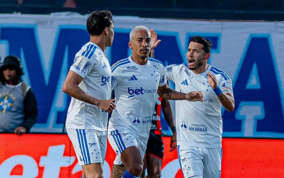 Jogadores do Cruzeiro abraçados