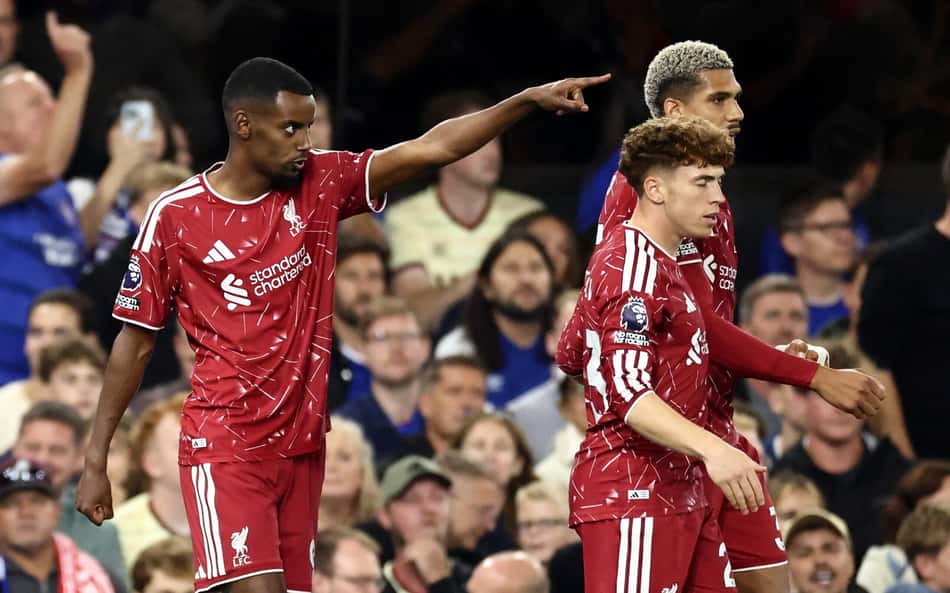 Jogadores do Liverpool comemorando gol sobre o Ipswich Town na Premier League