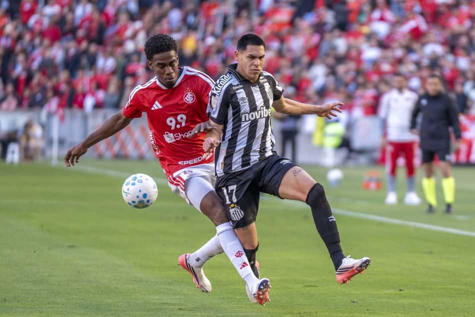 Jogadores de Santos e Internacional em dividida