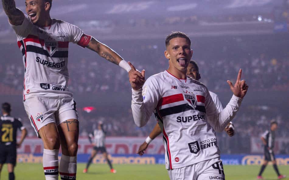 Jogadores do São Paulo comemorando gol