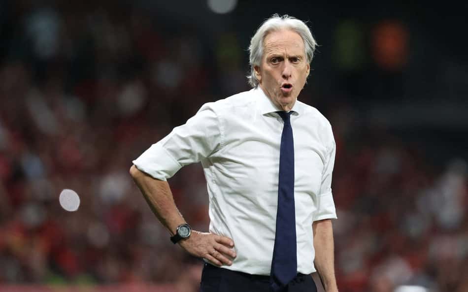 Jorge Jesus com a mão na cintura e roupa branca