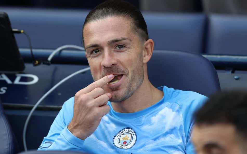 Jack Grealish no banco de reservas na partida entre Manchester City e Bournemouth, pela Premier League