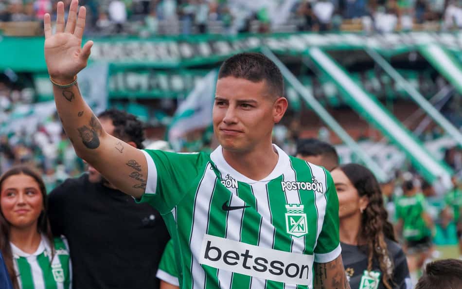 O meio-campista colombiano James Rodríguez acena para os torcedores do Atlético Nacional durante sua apresentação no Estádio Atanasio Girardot, em Medellín, Colômbia, em 13 de setembro de 2026. Rodríguez, de 35 anos, concluiu uma das contratações de maior repercussão do futebol colombiano nos últimos anos. Após a decepcionante campanha da Colômbia na Copa do Mundo de 2026 e uma passagem frustrante pela Major League Soccer (MLS), o armador agora defenderá o Atlético Nacional, o clube mais vitorioso da história do país (Foto: Afp Stringer / Afp)
