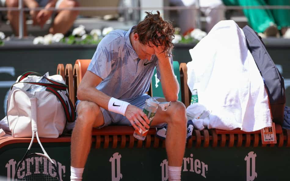 Jannik Sinner passa mal em partida contra Juan Manuel Cerúndolo em Roland Garros (Foto: ALAIN JOCARD / AFP)