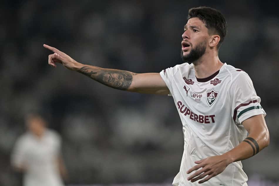 Jemmes, zagueiro do Fluminense, gesticula em jogo do Brasileirão