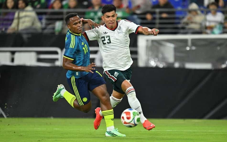 Jhon Arias em ação durante México e Colômbia, pelo amistoso internacional