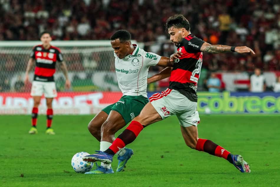 Jhon Arias e Lucas Paquetá disputam bola em jogo do 1º turno; Palmeiras e Flamengo brigam rodada a rodada pelo título brasileiro