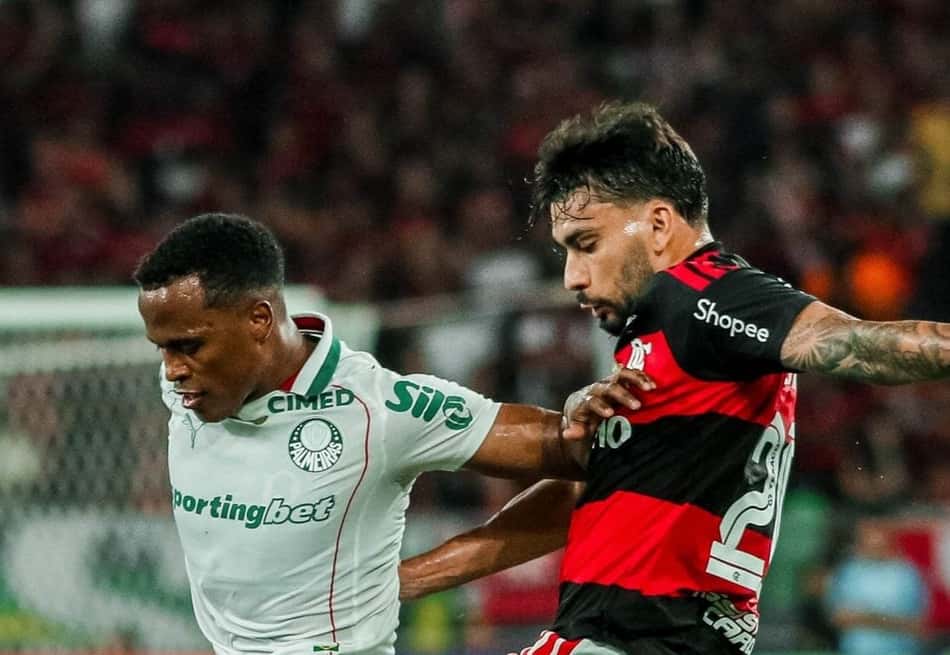 Jhon Arias e Lucas Paquetá disputam bola em jogo do 1º turno; Palmeiras e Flamengo brigam rodada a rodada pelo título brasileiro