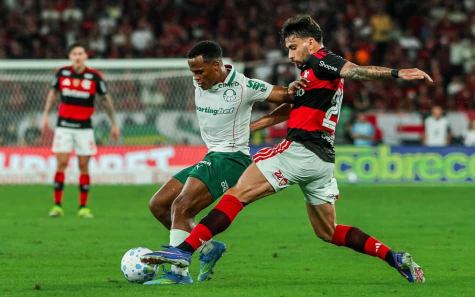 Jhon Arias e Lucas Paquetá disputam bola em jogo do 1º turno; Palmeiras e Flamengo brigam rodada a rodada pelo título brasileiro