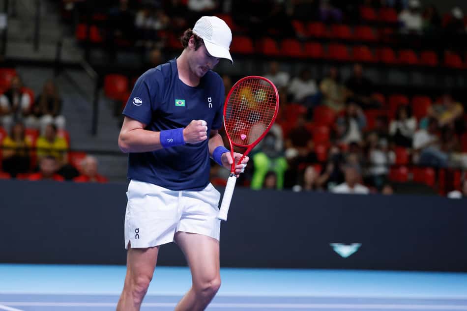 João Fonseca comemora ponto na vitória sobre o suíço Stricker na Davis