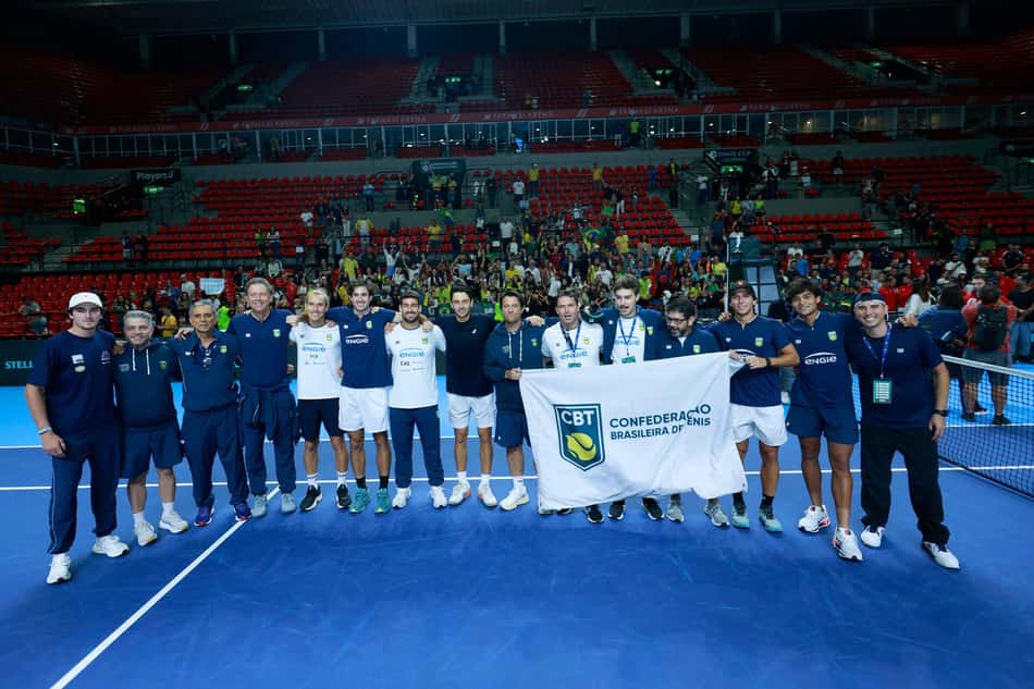 João Fonseca (e) comemora com a delegação brasileira a vitória sobre a Suíça na Copa Davis (Foto: Luiz Candido/CBT)
