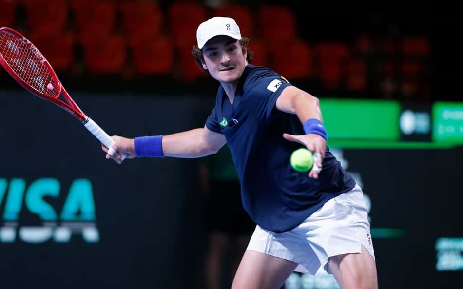 João Fonseca na partida contra o suíço Dominic Stricker na Copa Davis