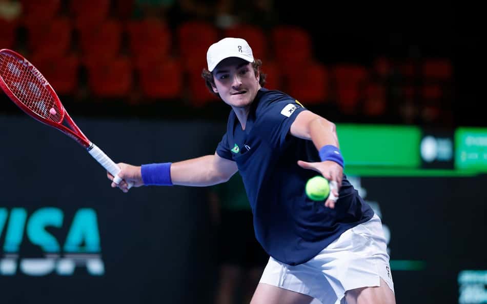 João Fonseca na partida contra o suíço Dominic Stricker na Copa Davis