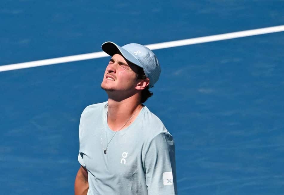 O brasileiro João Fonseca reage durante a partida de simples do segundo turno contra Stefanos Tsitsipas, da Grécia, no quarto dia do Masters 1000 de Montreal (National Bank Open), no Stade IGA, em Montreal, Quebec, Canadá (Foto: Minas Panagiotakis / Getty Images North America / Getty Images via Afp)
