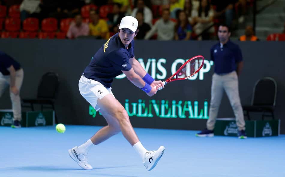 João Fonseca prepara o backhand na vitória na Copa Davis contra o suíço Stricker
