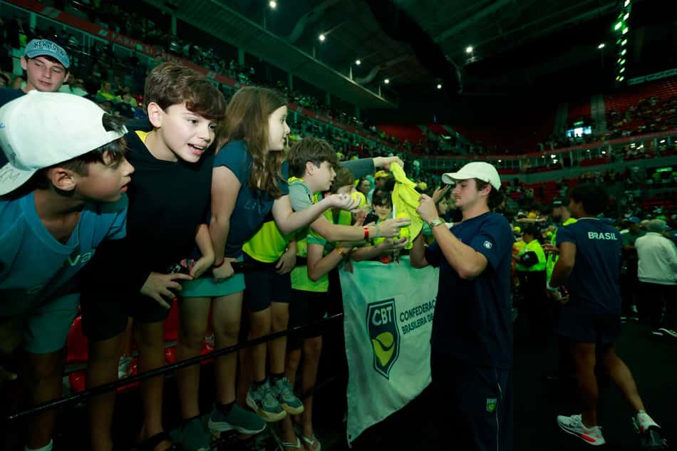 João Fonseca retribui o carinho dos fãs na Copa Davis