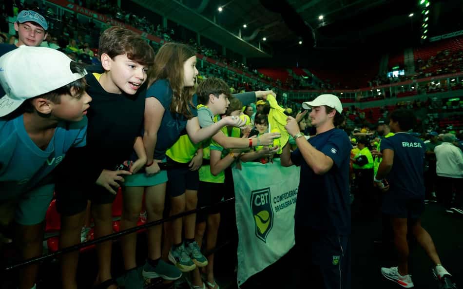 João Fonseca retribui o carinho dos fãs na Copa Davis