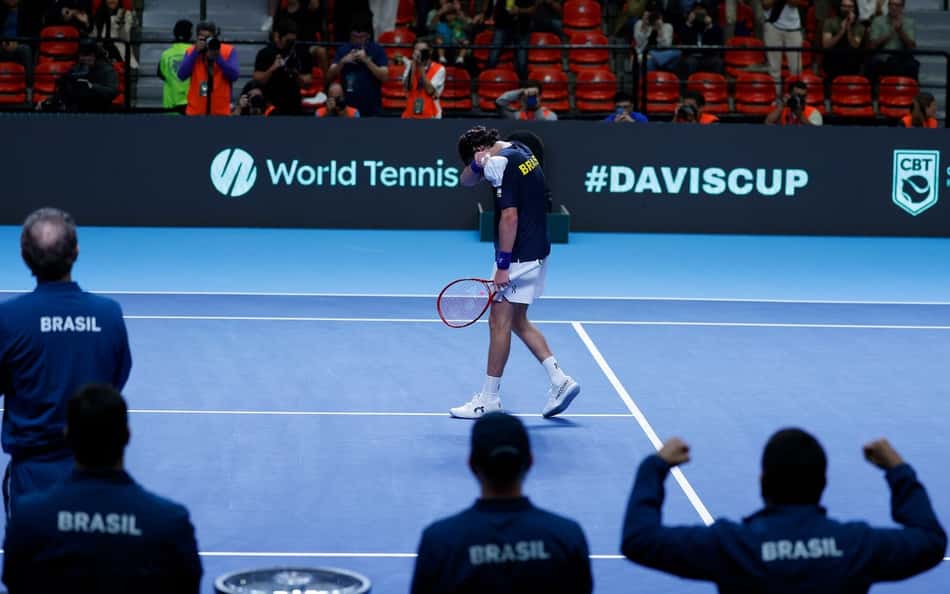 João Fonseca vai às lágrimas ao vencer pela primeira vez na Davis no Brasil
