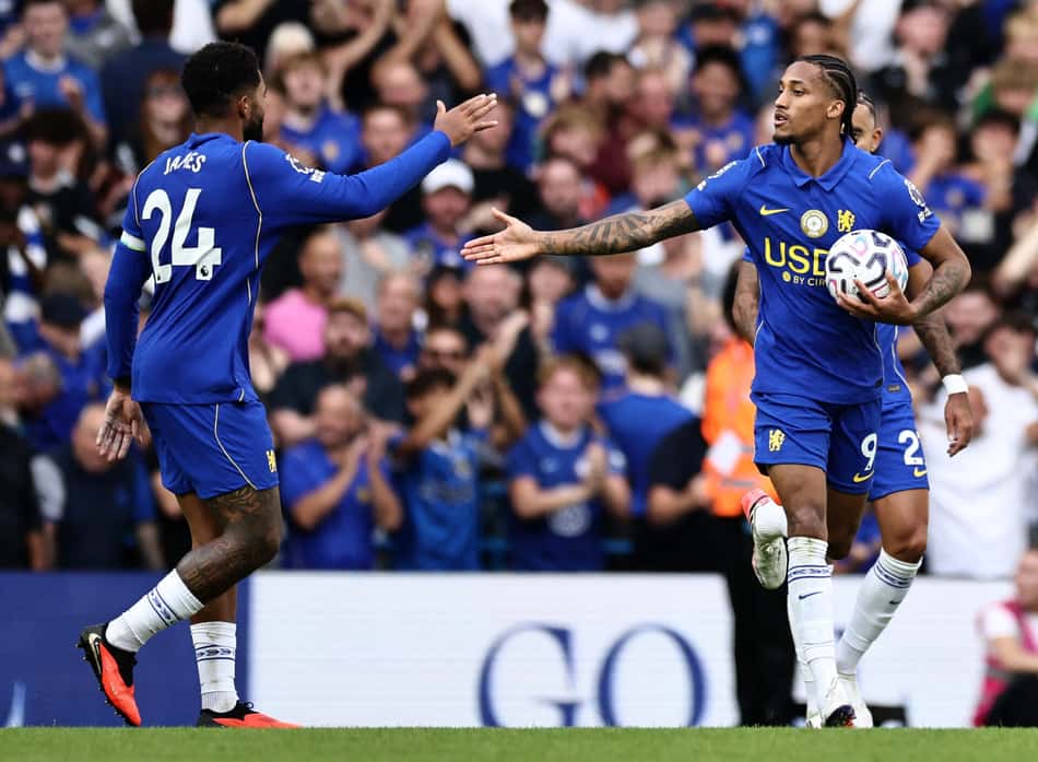 João Pedro comemorando o gol do empate do Chelsea contra o Hull City com Reece James 